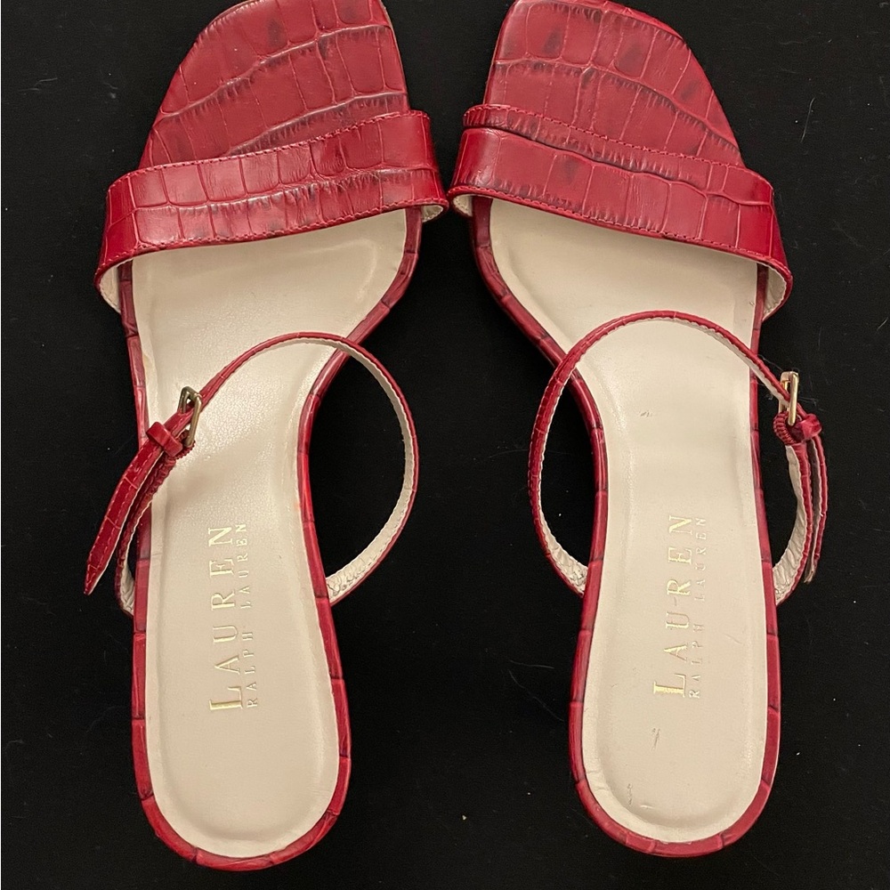 Low heeled sandals